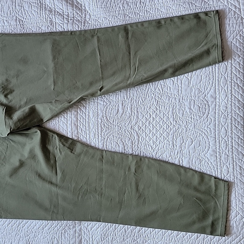 Signature By Levi's Women's Olive Shaping Pull-On Skinny Pants Size 26L(W38 L32) - Picture 8 of 8